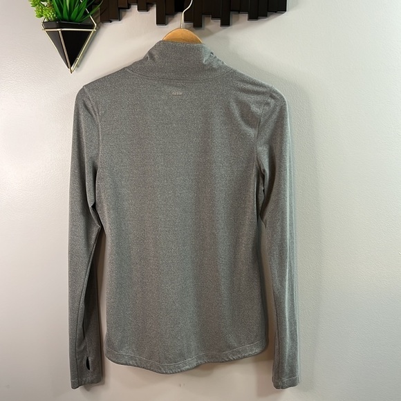 Old navy active semi fitted long sleeve top size small, running - Picture 6 of 8